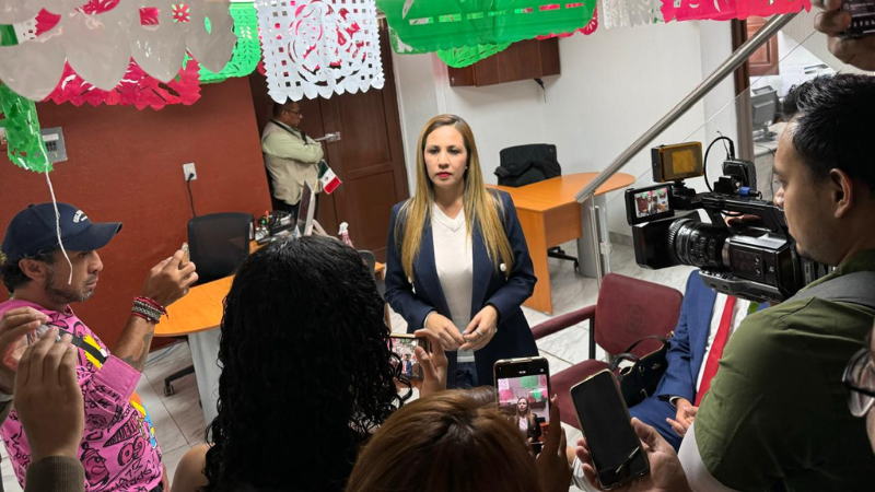 Entrega Melanie oficio-solicitud para integrar el comité de transición