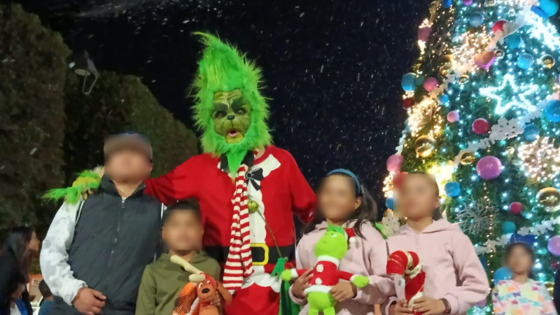 Sorprende el famosísimo Grinch en la plaza Libertad