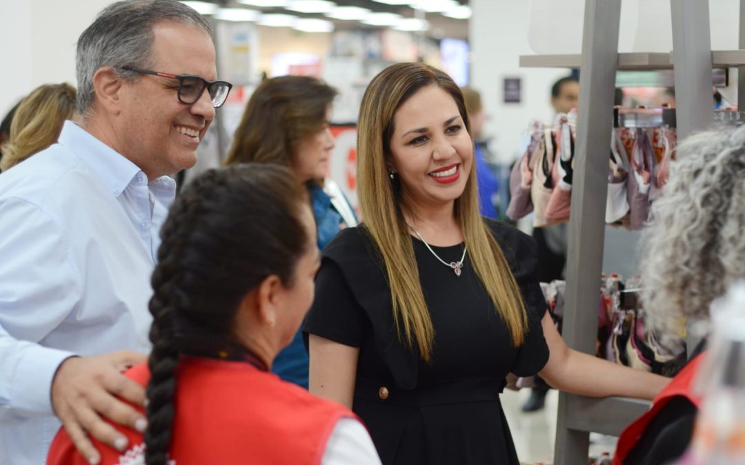 Inaugura Melanie la tienda Del Sol en Silao